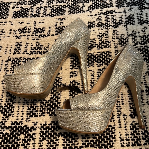 Silver pumps size - Picture 2 of 2